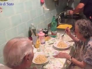 Φωτογραφία για Αστυνομικοί στην Ιταλία βρήκαν ζευγάρι ηλικιωμένων στο σπίτι τους να κλαίνε - Αυτό που έκαναν για να τους παρηγορήσουν πραγματικά συγκινεί [photos]