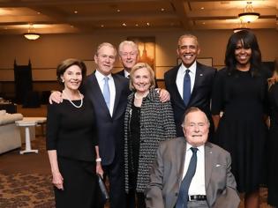 Φωτογραφία για Η απίστευτη φωτογραφία από την κηδεία της Μπάρμπαρα Μπους: Χαμογελαστοί οι Ομπάμα, οι Κλίντον και η Μελάνια