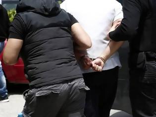 Φωτογραφία για Αρχιφύλακας συνελήφθη να κλέβει 180 ευρώ και προσπάθησε να αυτοκτονήσει