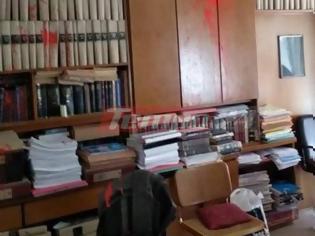 Φωτογραφία για Πάτρα: Δείτε πώς ήταν μέσα το Συμβολαιογραφικό γραφείο μετά την επίθεση κατά των πλειστηριασμών - Πέταξαν κόκκινη μπογιά και έσπασαν τα κομπιούτερ