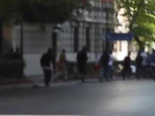 Φωτογραφία για Το βίντεο του Ρουβίκωνα από την επίθεση στη γαλλική αντιπροσωπεία