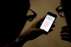 Ντέντεκτιβ εισβάλουν σε γραφείο τελετών για να ξεκλειδώσουν smartphone με το δακτυλικό αποτύπωμα του χρήστη