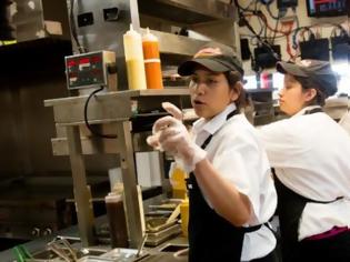 Φωτογραφία για Πόσο αμείβονται οι εργαζόμενοι στις αλυσίδες fast food