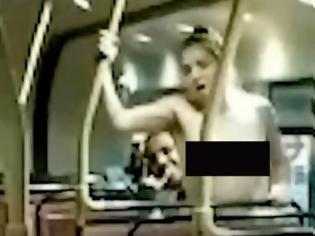 Φωτογραφία για Ανέβηκε γυμνή επάνω του και το έκαναν μέσα στο λεωφορείο - Δείτε το απίστευτο βίντεο από επιβάτη... [video]