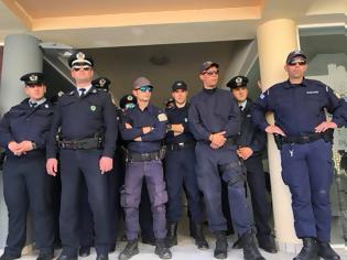 Φωτογραφία για Αργοστόλι - “'Ολη” η Αστυνομική δύναμη του νησιού προστάτευε το άδειο γραφείο της συμβολαιογράφου! - Η απάντηση των αστυνομικών