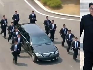 Φωτογραφία για Όχι, δεν μπορεί να το είδαμε αυτό: Ο Κιμ Γιονγκ Ουν έβαλε 12 σωματοφύλακες να τρέχουν γύρω από το αυτοκίνητό του