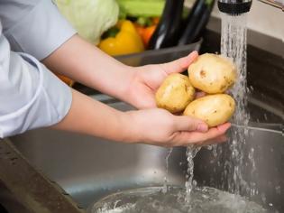 Φωτογραφία για Μήπως τόσα χρόνια πλένουμε λάθος τις πατάτες;