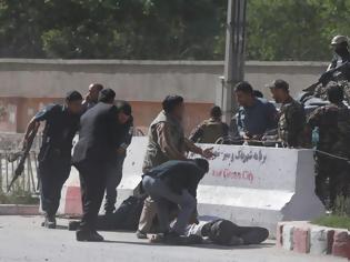 Φωτογραφία για Μακελειό από επιθέσεις αυτοκτονίας στην Καμπούλ: 21 νεκροί μεταξύ των οποίων φωτορεπόρτερ του Γαλλικού Πρακτορείου