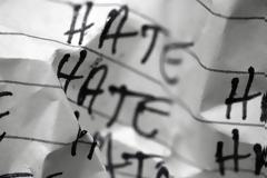 «Δημόσιος Λιθοβολισμός»: Ρητορεία του Μίσους και Ελευθερία Λόγου