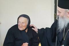 Ο Μητροπολίτης Ναυπάκτου και η υπεραιωνόβια γιαγιά της Ναυπακτίας (VIDEO)