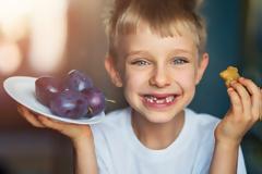 Οι τροφές που βοηθούν τα παιδικά δόντια να παραμείνουν… γερά και δυνατά!