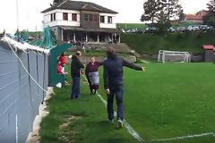 Απίστευτο αλλά Ελληνικό περιστατικό στο Μέτσοβο: Εισβολή γιαγιάς σε γήπεδο, γιατί την ενοχλούσε η φασαρία [Βίντεο]