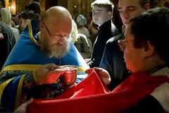 π. Σάββας Αγιορείτης: «Ο άνθρωπος δεν αντέχει πάνω από ένα μήνα – σαράντα μέρες να μείνει χωρίς Θεία Κοινωνία. Τον πιάνουν οι δαιμονικές ενέργειες»