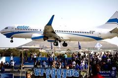 Αεροπλάνο πάνω από τα...κεφάλια φιλάθλων!