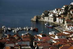 Υδρα: Συνεχής η ταλαιπωρία τουριστών και κατοίκων από τα ταχύπλοα-σαράβαλα