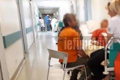 «Αυτοψία» του iefimerida στο Νοσοκομείο «Αττικόν» – Εικόνες ντροπής με δεκάδες ράντζα στους διαδρόμους