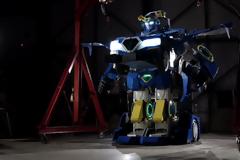 Ιάπωνες μηχανικοί κατασκεύασαν το πρώτο αυτοκίνητο με επιβάτες που μεταμορφώνεται σε ρομπότ (Video)