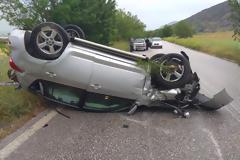 Αυτοκίνητο έφερε τούμπες έξω από τα Φάρσαλα – Άγιο είχε η οδηγός