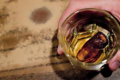 Σοκ και αηδία: Άνδρας έδωσε τα 3 του δάχτυλα για να μπουν σε ένα από τα πιο περίεργα κοκτέιλ του κόσμου [photo]