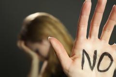 Σοκ και φρίκη: Μητέρα και πατέρας υποχρέωναν την κόρη τους να κάνει σ...ξ μαζί τους, βιντεοσκοπούσαν τα πάντα και πουλούσαν το αηδιαστικό υλικό