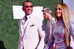 JLo από μέταλλο: Η εντυπωσιακή εμφάνιση της 48χρονης Τζένιφερ Λόπεζ