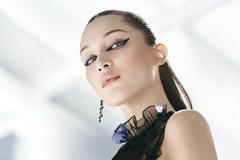 Η Bella Hadid εντυπωσιάζει στην νέα καμπάνια της Dior
