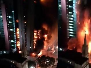 Φωτογραφία για Καρέ - καρέ: Ουρανοξύστης καταρρέει σαν χάρτινος πύργος έπειτα από φωτιά