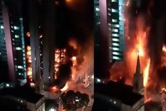 Καρέ - καρέ: Ουρανοξύστης καταρρέει σαν χάρτινος πύργος έπειτα από φωτιά