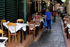 Περίδρομος και καταπέτασμα: Μια ετυμολογική περιπέτεια πολυφαγίας