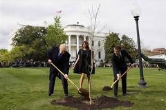 Γιατί «χάθηκε» το δένδρο που φύτεψαν Τραμπ - Μακρόν στον Λευκό Οίκο