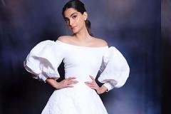 Πασίγνωστη star του Bollywood επέλεξε δημιουργία της Celia Kritharioti για την πρεμιέρα της