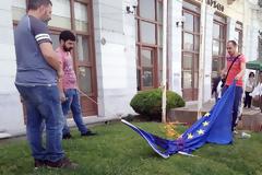 Χαλκίδα: Μέλη του ΠΑΜΕ έκαψαν την σημαία της Ευρωπαϊκής Ένωσης (ΦΩΤΟ)