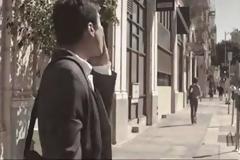 Αυτός ο άντρας ακολουθεί  τη γυναίκα του, για τη δουλειά της – Όταν δεις το γιατί, θα σου αγγίξει την καρδιά [video]