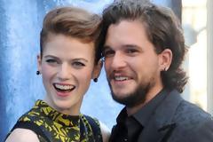 Παντρεύεται ο Jon Snow και τα προσκλητήρια θυμίζουν Game of Thrones