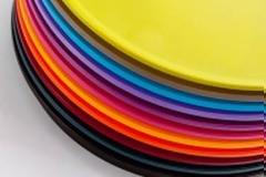 Μετά τα καλαμάκια η ΕΕ θέλει να απαγορεύσει και τα πλαστικά πιάτα