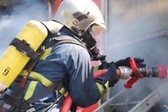 Πυροσβέστες διέσωσαν ηλικιωμένη, από φλεγόμενο διαμέρισμα στη Θεσσαλονίκη