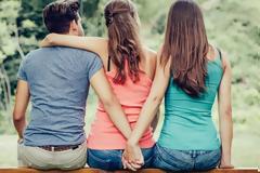 Ερωτεύτηκα τον κούκλο παντρεμένο φίλο του πατέρα μου και θα κάνω τα πάντα να τον χωρίσω