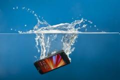 Έπεσε το κινητό σου σε νερό; Ορίστε τι ακριβώς πρέπει να κάνεις για να το σώσεις