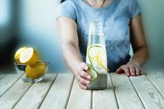 Νερό με λεμόνι: Βοηθάει τελικά στην καύση λίπους; Τι λένε οι επιστήμονες…