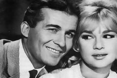 «Χτυποκάρδια στο θρανίο»: Επιστρέφει 56 χρόνια μετά