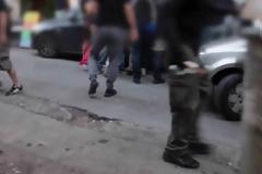 «Παρέμβαση» αναρχικών με ξυλοδαρμό και εκδίωξη εμπόρων ναρκωτικών από τα Εξάρχεια- Οι ναρκέμποροι ήταν οπλισμένοι με μαχαίρια [Βίντεο]