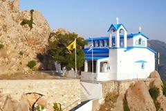 ΠΑΝΑΓΙΑ Η ΟΞΥΛΙΘΙΩΤΙΣΣΑ: Εντυπωσιακές εικόνες από το ανακαινισμένο εκκλησάκι που είναι «σκαρφαλωμένο» πάνω σε ηφαίστειο!