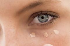 Πώς να βάζω concealer; To top μυστικό και η μέθοδος «ταπ ταπ ταπ»!