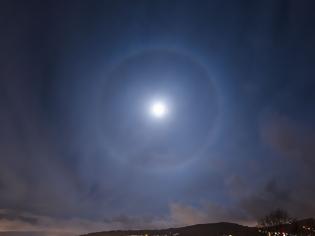 Φωτογραφία για Moon Halo over Stone Circle