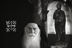 Ο Γέροντας σήκωσε τα χέρια ψηλά και προσευχήθηκε θερμά. Η θάλασσα γαλήνεψε και έτσι σώθηκε το καραβάκι!