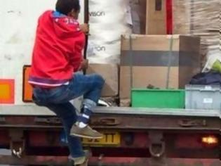 Φωτογραφία για Πάτρα: Μετανάστης σφήνωσε σε φορτηγό στην προσπάθεια του να κρυφτεί – Τον απεγκλώβισε η πυροσβεστική