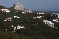 Στον αέρα 400.000 ιδιοκτήτες που «κάρφωσαν» αυθαίρετες βίλες και εξοχικά