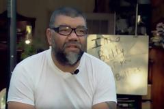 Ε, ρε κόρνα που έχεις να φας! Ανάγκασε τον νταή γιο του να κυκλοφορεί με αυτή ντροπιαστική πινακίδα