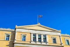 Ψηφίστηκε στην αρμόδια επιτροπή της Βουλής το άρθρο για την αναδοχή από ομόφυλα ζευγάρια