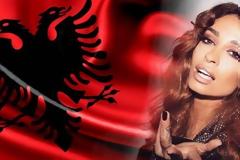 Πρόκληση χωρίς προηγούμενο από τη Φουρέιρα: Δείτε τη να σχηματίζει με τα χέρια της τον αλβανικό αετό... [photo]